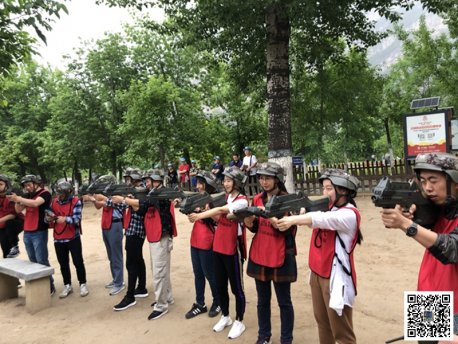 通过户外拓展训练，大家互相帮助、互相鼓励，共同面对一个又一个难关