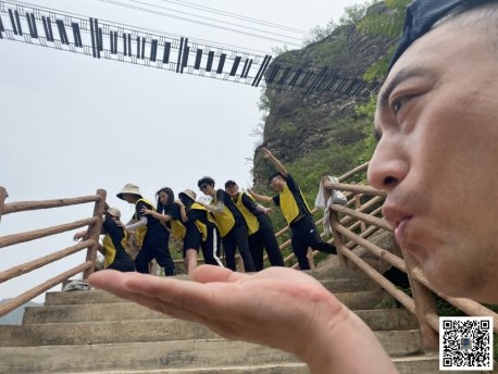 野三坡拓展训练活动中设置的问题不可回避，使得学员更加积极主动的姿态迎面